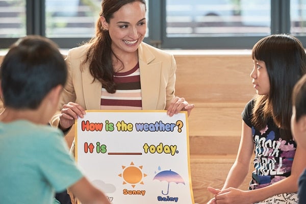 小学校の英語教育が必修化！内容やメリットを解説